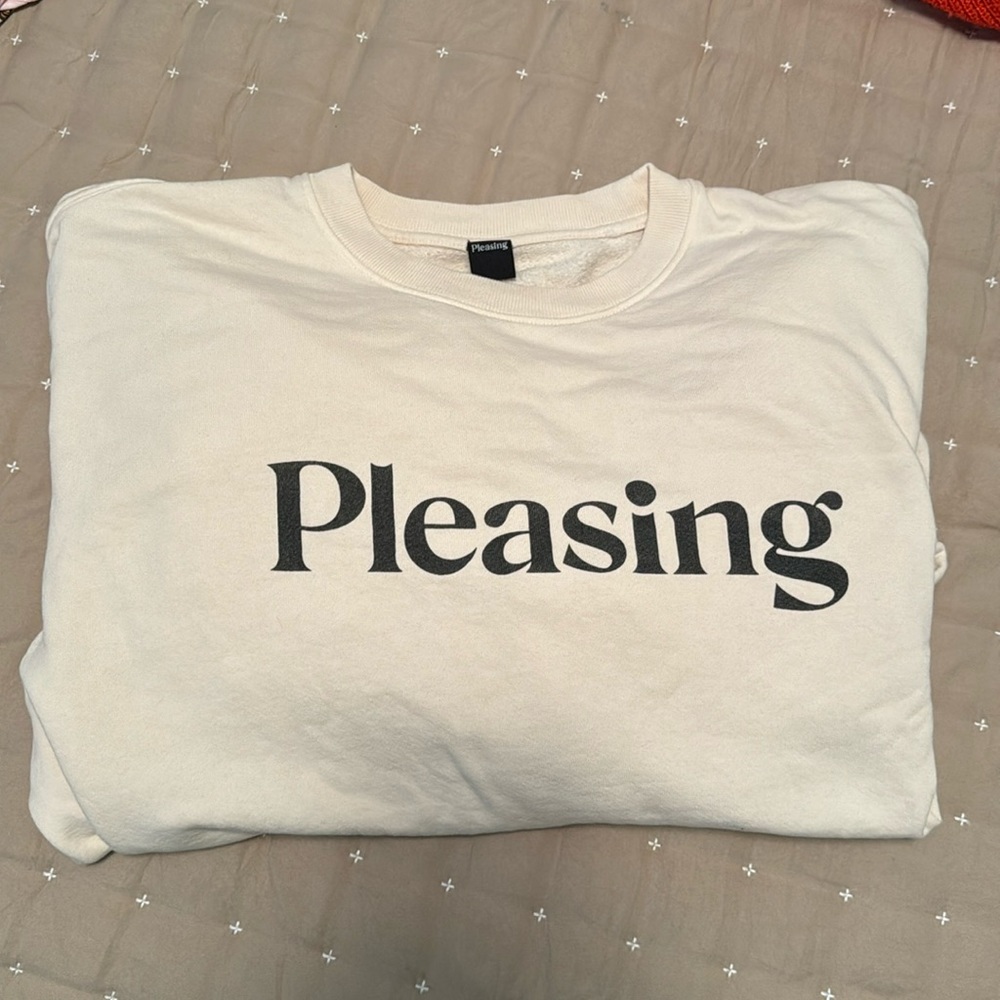 HARRY STYLES’ PLEASING CREWNECK